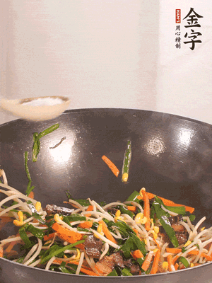 炒合菜：金字醬油肉、綠豆芽、韭菜
