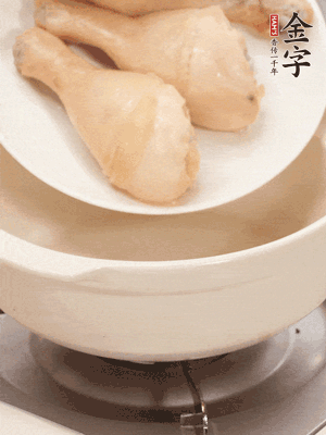 雞腿、火腿、干貝、蒜頭放入砂鍋內(nèi)燉1小時