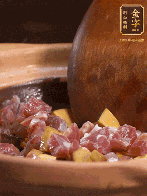 熱油下蒜片，倒入香腸丁、牛肝菌丁翻炒出香味