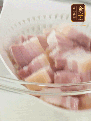 金字淡咸肉、排骨分別加料酒、蔥、姜冷水下鍋焯水，水開(kāi)撇去浮沫撈出。