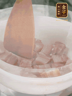砂鍋內(nèi)咸肉微微煸出香味，再倒入開(kāi)水。放排骨滾開(kāi)后轉(zhuǎn)中小火篤30分鐘。（水盡量一次加足，以免中途加水沖淡鮮味。這一步是湯底濃白的關(guān)鍵）