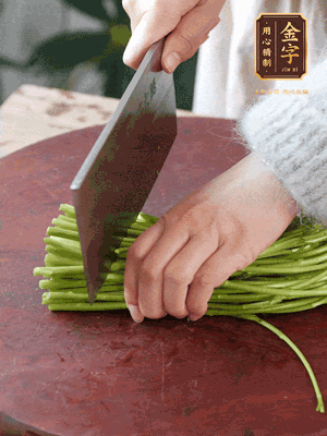 正嫩的藜蒿，掐頭去除根部，切小段