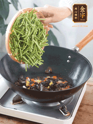 熱油煸香蒜末、姜粒、小米辣，再下臘肉煸炒出香味