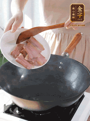 豬油熱鍋，下咸肉煸香，再下蔥姜提鮮