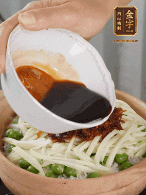 繼續(xù)小火燜3分鐘，淋上XO醬攪拌均勻。

