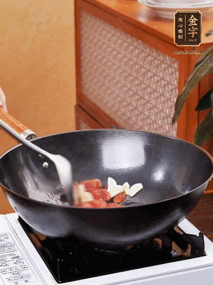 熱油，香腸微微煸出香味，加蒜片、小米辣